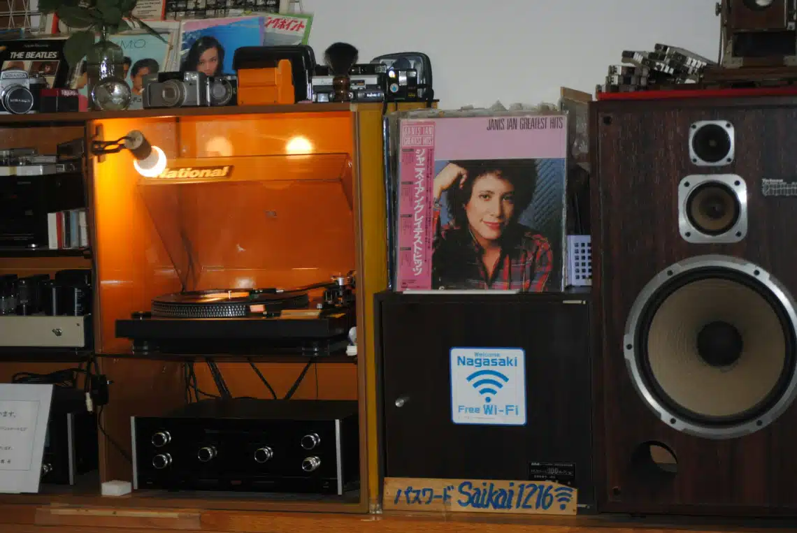 Display of stereo system with turntable