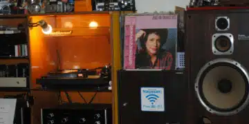 Display of stereo system with turntable