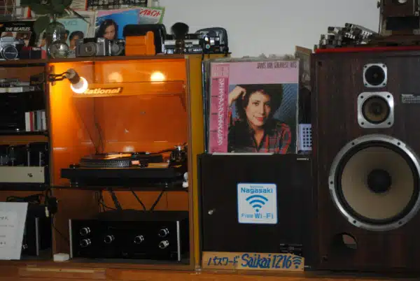 Display of stereo system with turntable